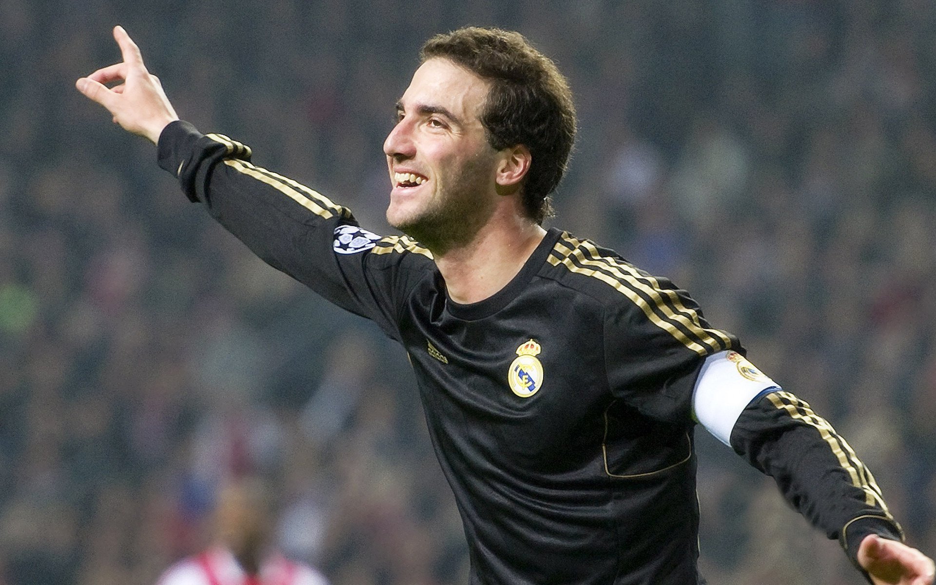 赛道与球场的双重奏，当F1年度争冠战火燃起，猛龙力克国王的启示